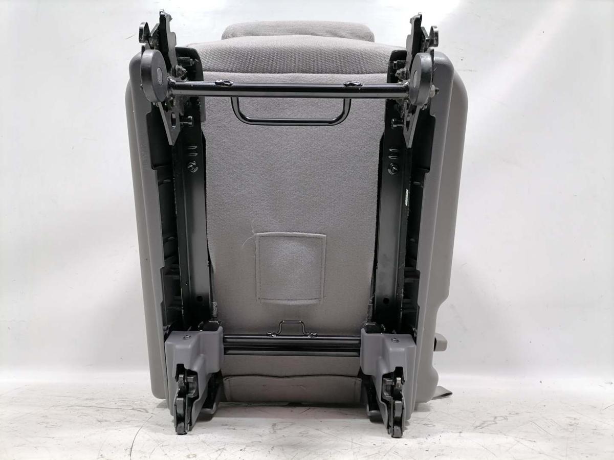 Kia Carnival 2 original Einzelsitz hinten links Stoff Hellgrau Bj.2009